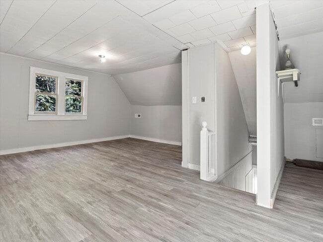 Building Photo - Adorable Lake Como Home Now Available!