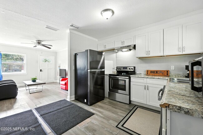 Building Photo - 355 Wildwood Ln