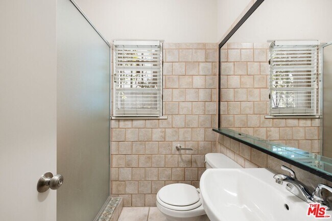 Building Photo - 120 S Poinsettia Pl