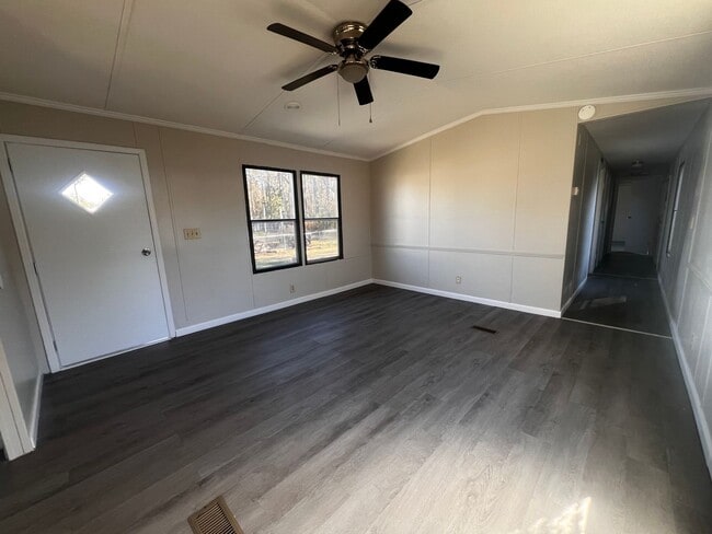 Building Photo - Cute 2 bedroom 2 bath mobile home that is located close to the Camp Lejeune Main Gate, beaches, s...