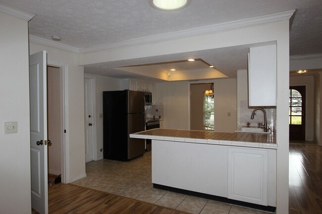 Building Photo - 4 Bedroom/2 Bath/2 Car Garage