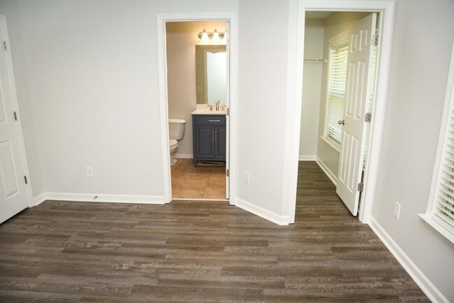 Building Photo - 851 Stratum Way SE