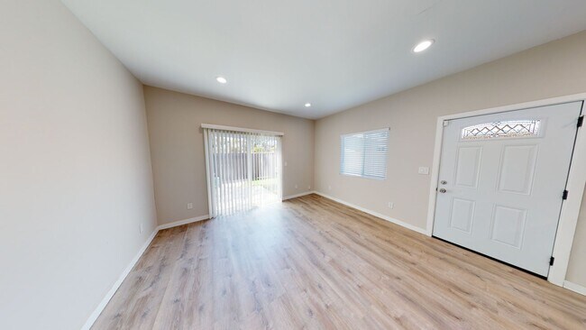 Building Photo - 4 bed house on Adobe!