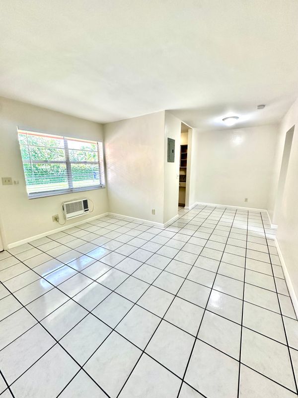 Building Photo - 15002 NE 11th Ct