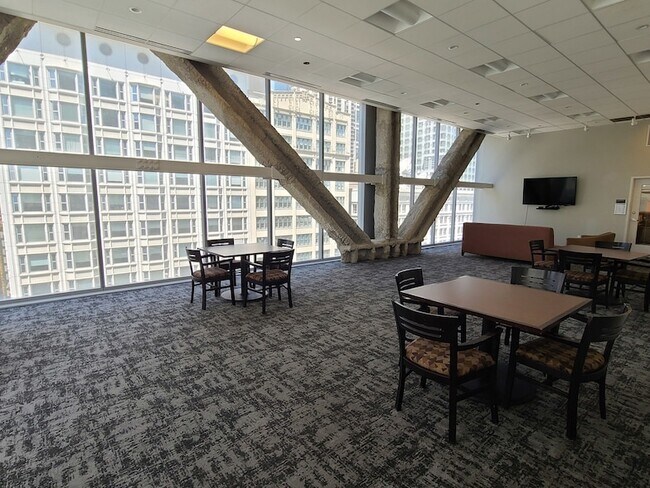 Building Photo - 8 E Randolph St