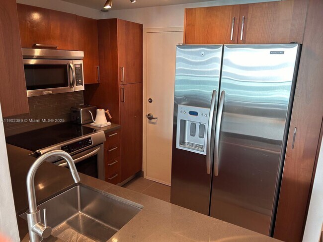 Building Photo - 1000 West Ave