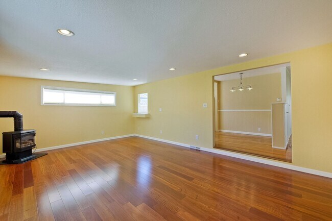 Building Photo - Awesome Home Located in a Quiet Tree Line ...