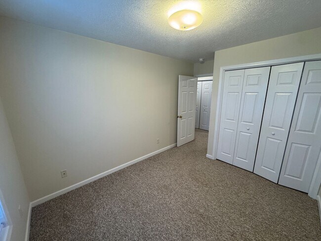 Building Photo - Spacious Townhouse in Bridgewater