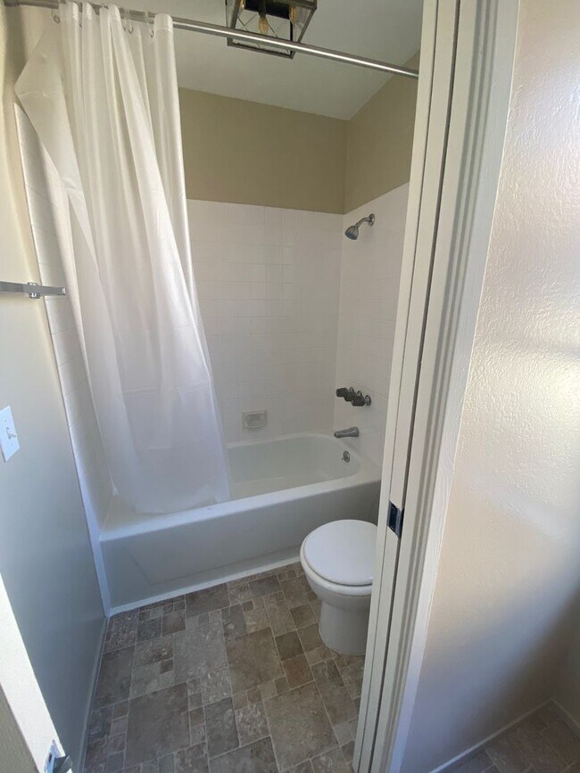 Building Photo - Large 4 Bedroom / 2.5 Bath House in Foster...