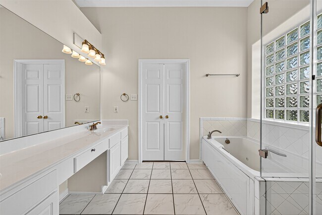 Building Photo - 15618 Edgemere Ct