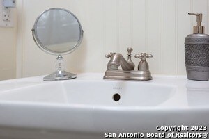 Building Photo - 626 E Woodlawn Ave