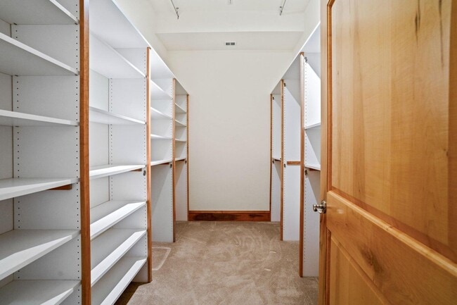 Building Photo - 1313 N Franklin Pl