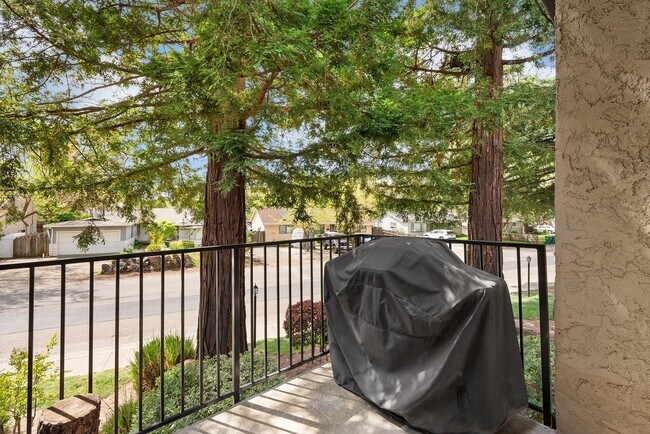 Building Photo - Beautiful Sawmill Commons Condo!