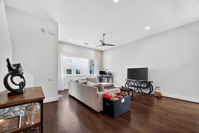 Building Photo - 1232 W 24th St