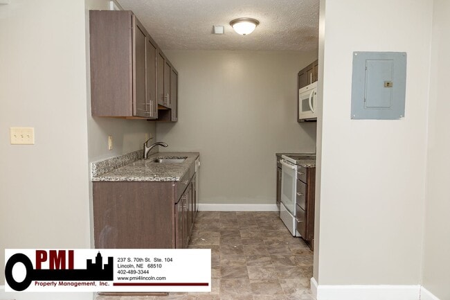 Building Photo - 3 Bedroom and 1.5 bathroom Duplex for Rent