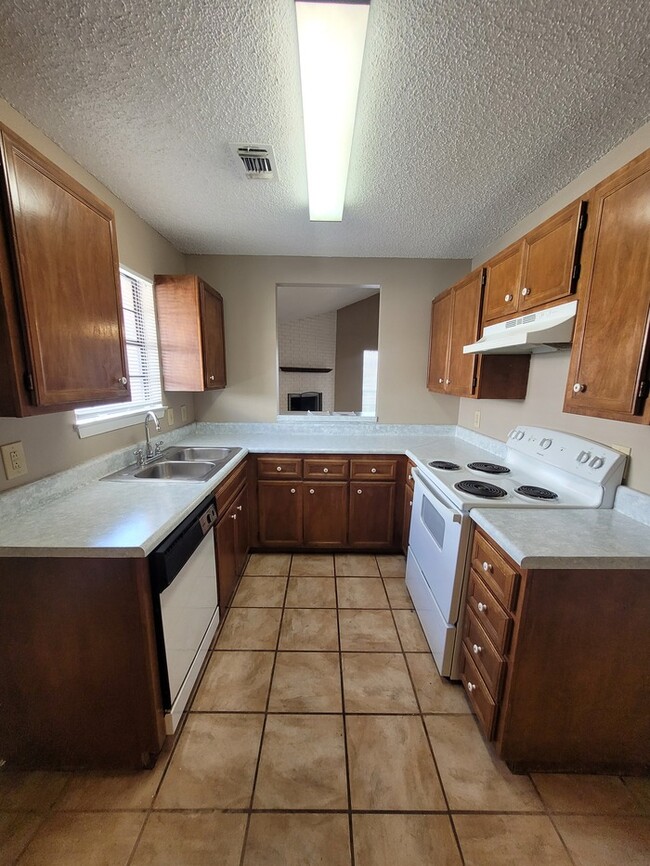 Building Photo - 3 bed 2 bath and 2 car garage!