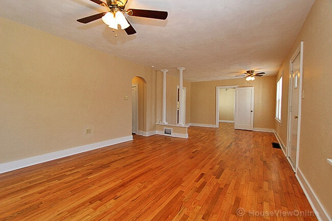 Building Photo - House Close To Campus!