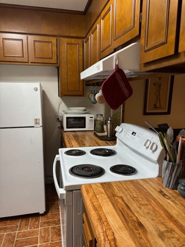 Building Photo - Fully furnished 1 bedroom 1 bath garage ap...