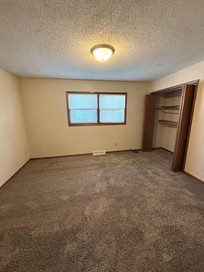 Building Photo - 3 Bed/ 1.5 bath Duplex for rent in desirable Waterloo location!
