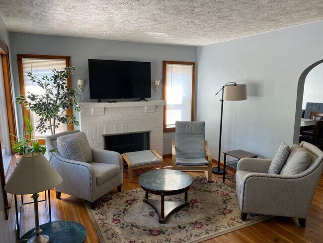 Building Photo - 5453 E 10th St