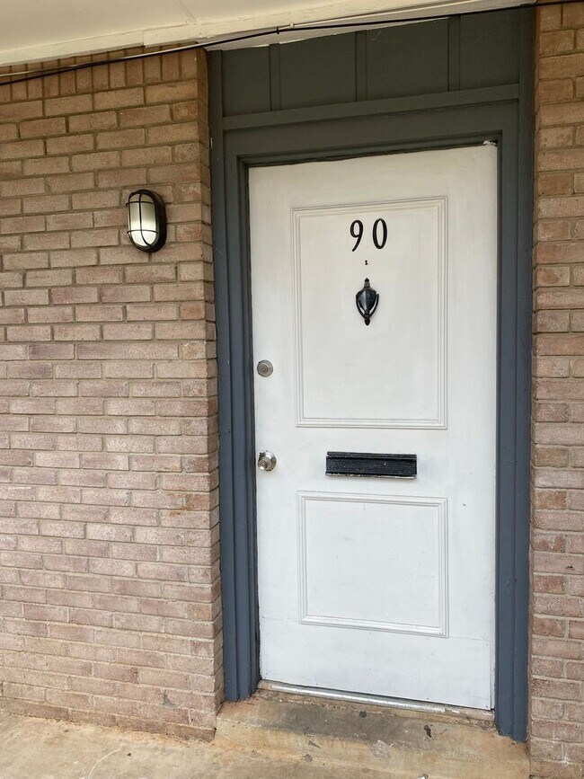 Building Photo - Spacious 1 Bed 1 Bath