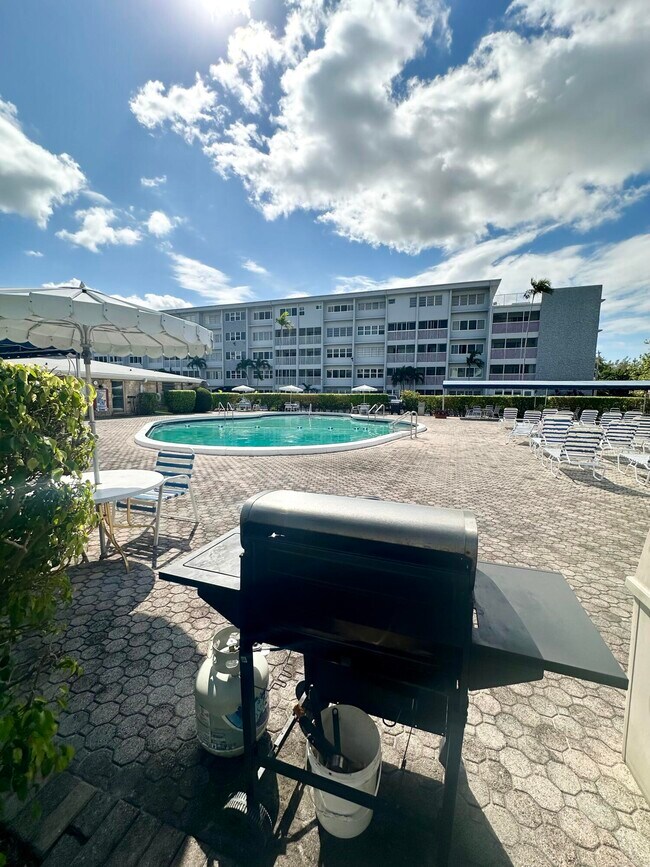 Building Photo - 330 SE 2nd St