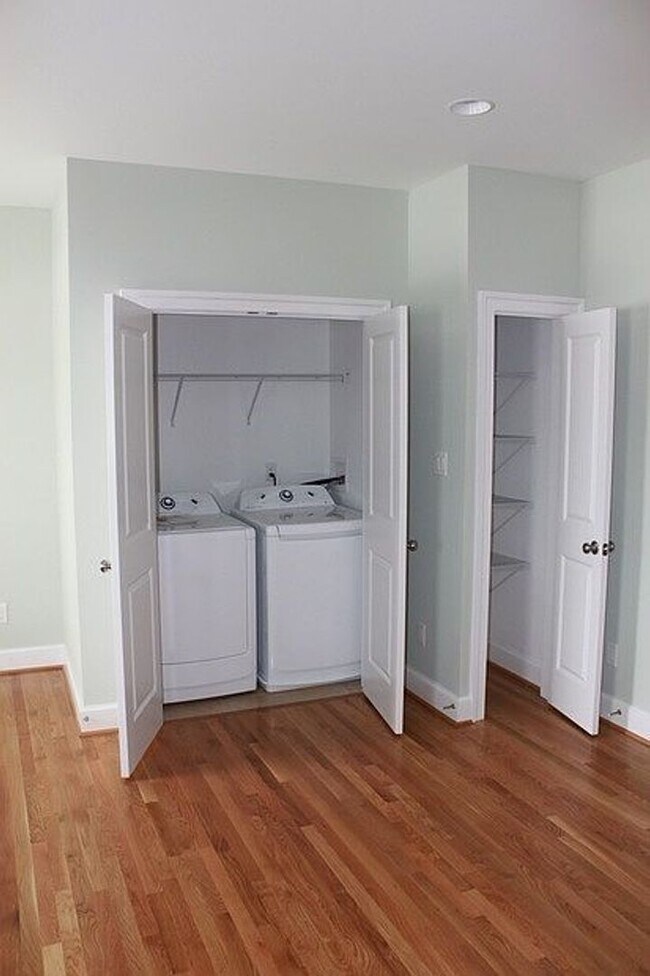 Building Photo - Large 4-Bedroom, 3.5 Bath Townhouse Minutes Away From VCU