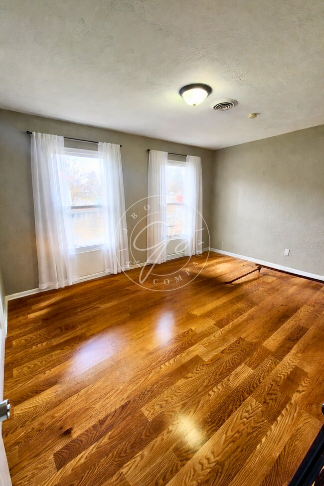 Building Photo - up to 1 month free!Charming 1-Bed with Spacious 1050 Sq Ft Layout in Toledo's Heart!