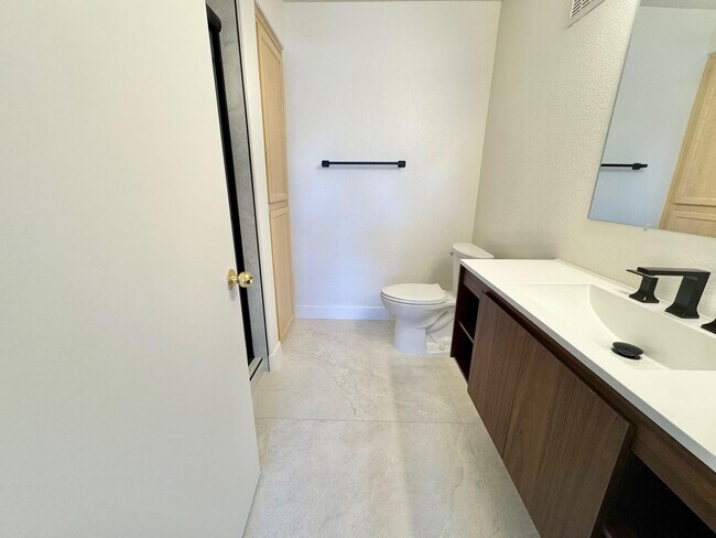 Building Photo - DON'T MISS OUT ON 1 MONTHS RENT FREE: Resort-Style Living in Seven Hills!