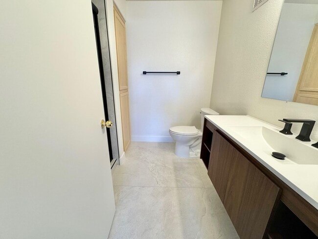 Building Photo - Resort-Style Living in Seven Hills!