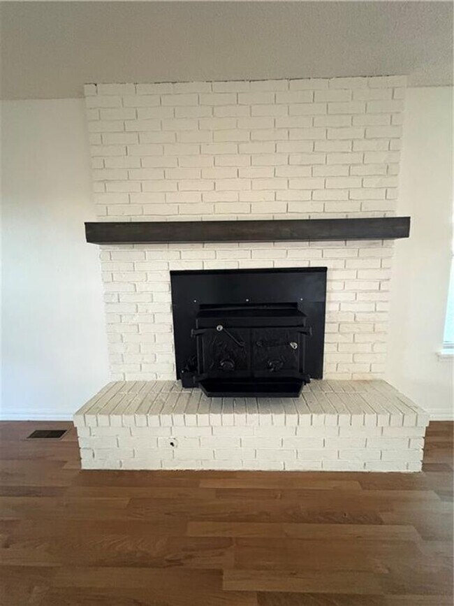Building Photo - Spacious 4 bedroom, 2.5  bath house near B...