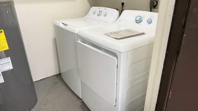 Building Photo - Updated Townhome