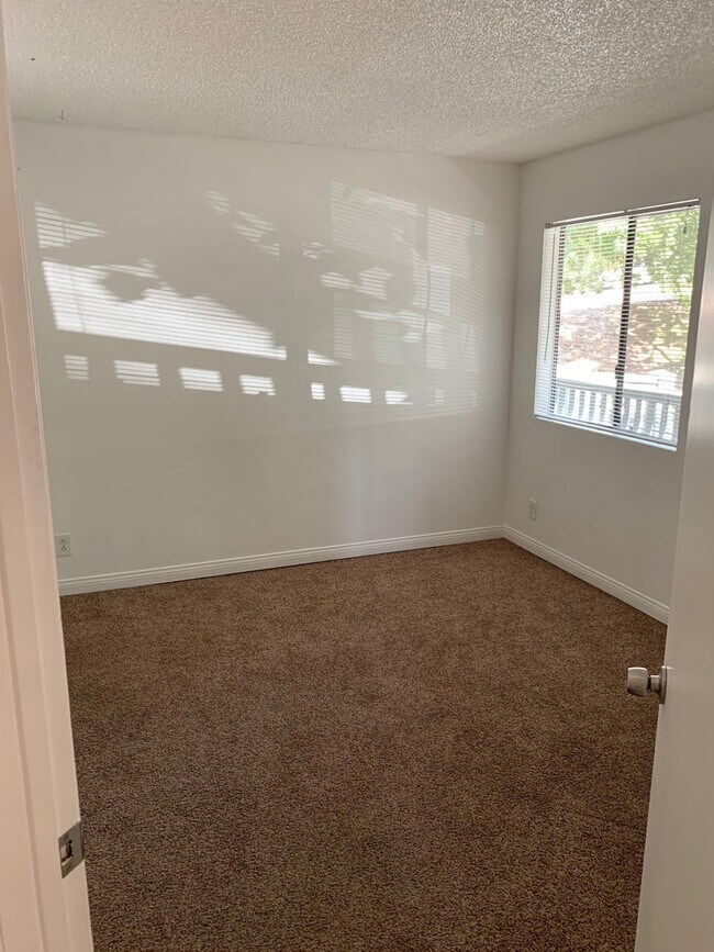 Building Photo - Spacious Condo w/ Washer/Dryer, A/C & View!