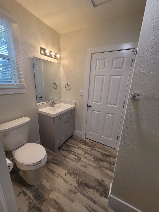 Building Photo - Newly renovated 4 bed 2 bath home in the h...