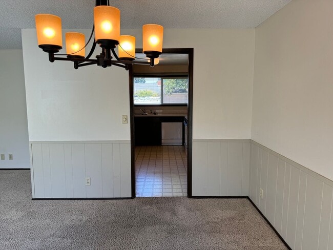 Building Photo - 3 bedroom 2.5 bathroom duplex off Coburg Rd.