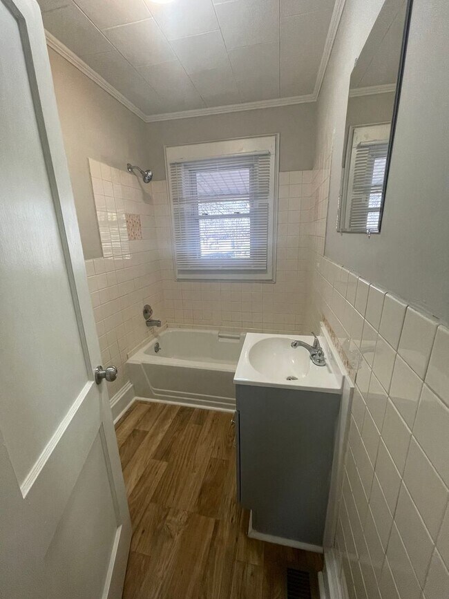 Building Photo - Adorable 3 bedroom 1 bath home Located in Hickory