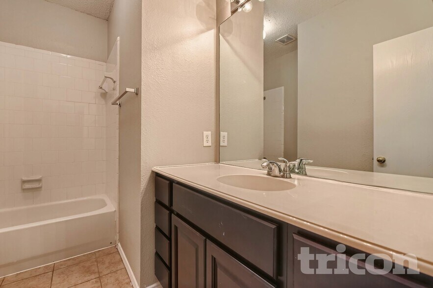 Building Photo - 4429 Spanish Oak Cir