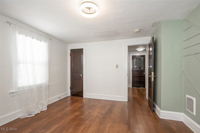 Building Photo - 2083 Chesterland Ave