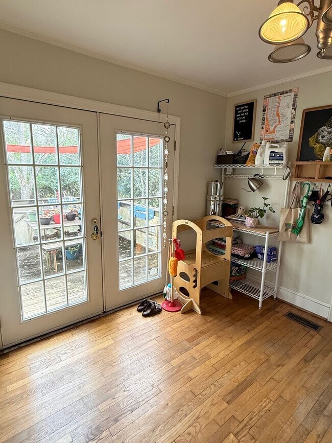 Building Photo - Cute Three Bedroom Near Piedmont Hospital