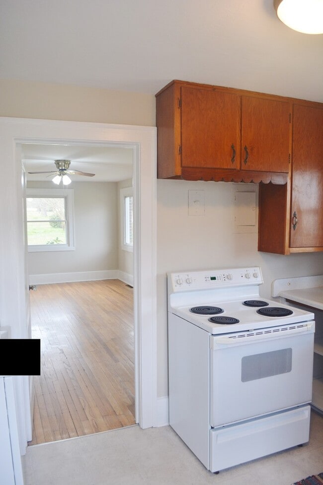 Building Photo - 2 Bedroom/1 Bathroom Brick Home, Lillingto...