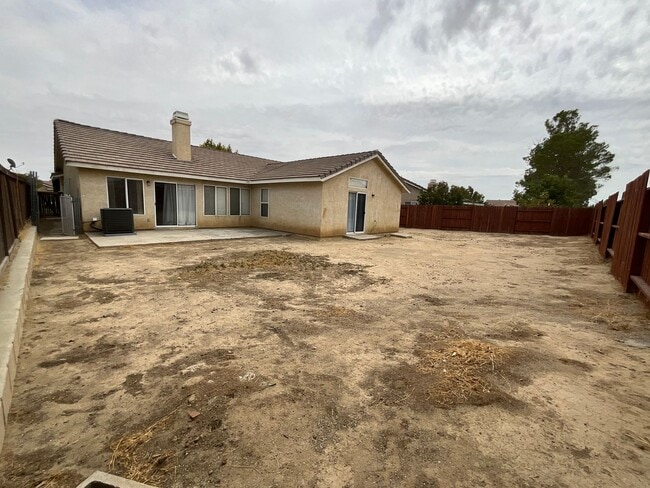 Building Photo - Single story Rosamond Home
