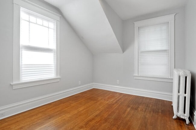 Building Photo - Hi-Pointe Adjacent House!