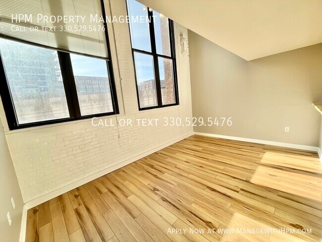 Building Photo - 1133 W 9th St