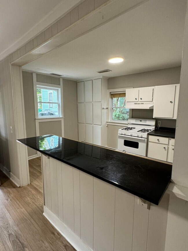 Building Photo - Charming 3-Bedroom Cottage in Normaltown –...