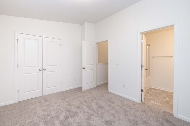 Building Photo - 2BR/2.5BA Townhome in Pineville- Tucked in...