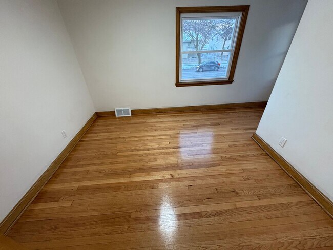 Building Photo - Newly remodeled single family with lots of space!!