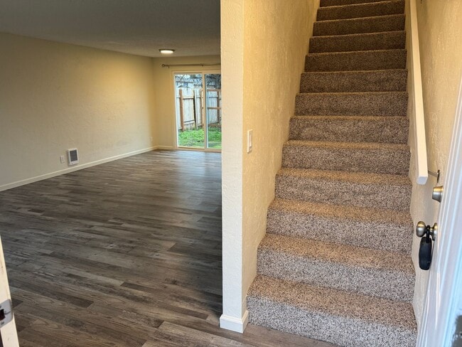 Building Photo - Beautifully updated 2 bedroom 1.5 bath duplex in Springfield!