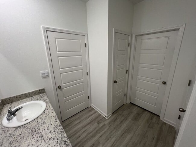 Building Photo - Charming 3 Bed, 2 Bath Home in Prime Locat...