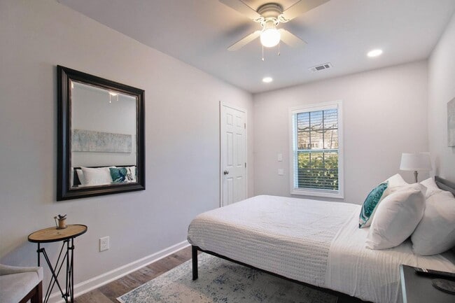 Building Photo - 213 Claire Dr SE