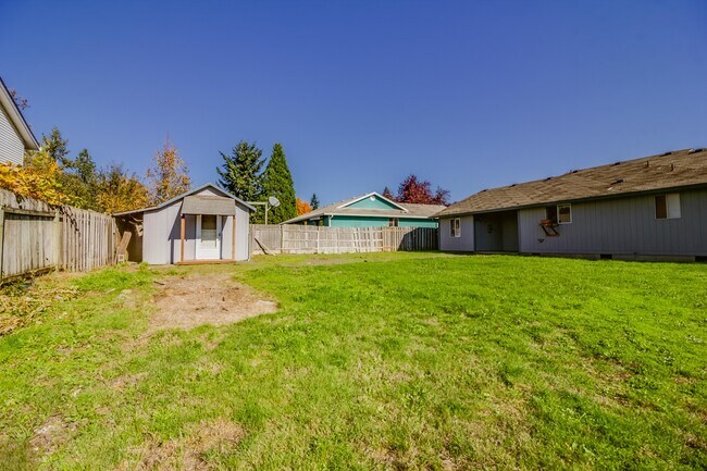 Building Photo - 3 bedroom 2 Bath Single Level on Large Lot